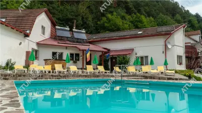 Pensiune de vanzare compusa din 33 camere restaurant terasa si piscina zona Rasinari din Sibiu - foto 2