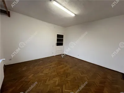 De vanzare casa renovata de 3 camere cu 2 pivnite si teren de  242 mp zona Calea Dumbravii - foto 11