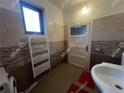 De vanzare casa renovata de 3 camere cu 2 pivnite si teren de  242 mp zona Calea Dumbravii - foto 17