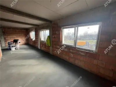 De vanzare casa individuala cu 4 camere 2 bai teren 300 mp situata in Sura Mica din Sibiu - foto 2