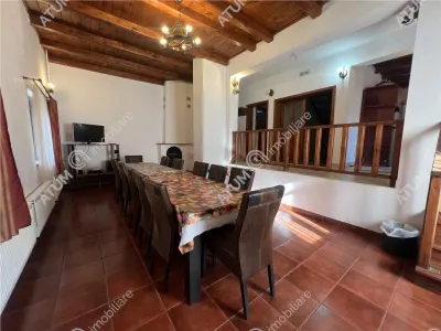 De vanzare pensiune de 7 camere cu 5 bai si teren de 377mp  situata in Paltinis cota 1440 m - foto 2