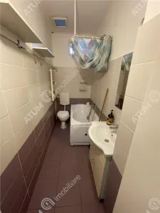 De inchiriat apartament cu 3 camere decomandate si curte comuna situat la etajul 1 al unei case din zona Tiglari Sibiu - foto 11