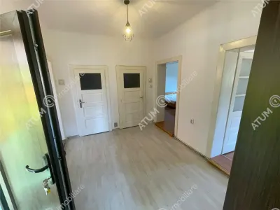 De inchiriat apartament cu 3 camere decomandate si curte comuna situat la etajul 1 al unei case din zona Tiglari Sibiu - foto 13