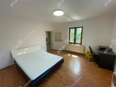 De inchiriat apartament cu 3 camere decomandate si curte comuna situat la etajul 1 al unei case din zona Tiglari Sibiu - foto 4