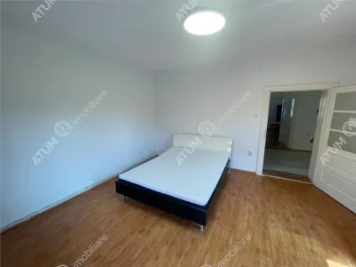 De inchiriat apartament cu 3 camere decomandate si curte comuna situat la etajul 1 al unei case din zona Tiglari Sibiu - foto 5