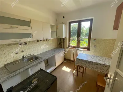 De inchiriat apartament cu 3 camere decomandate si curte comuna situat la etajul 1 al unei case din zona Tiglari Sibiu - foto 9