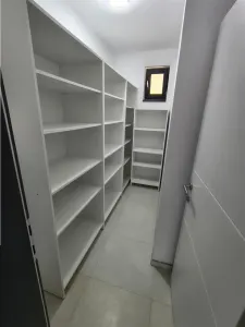 De inchiriat casa ultramoderna cu 4 camere 3 bai si dressing 170 mp utili in Sibiu - foto 19