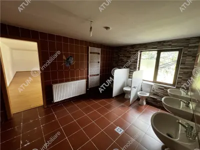 De inchiriat spatiu comercial/casa individuala cu 10 camere si teren de 600 mp in zona Piata Cluj din Sibiu - foto 14