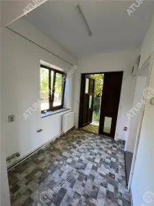 Casa individuala cu 3 camere de inchiriat garaj si teren de 200 mp situata in zona Calea Dumbravii din Sibiu - foto 13