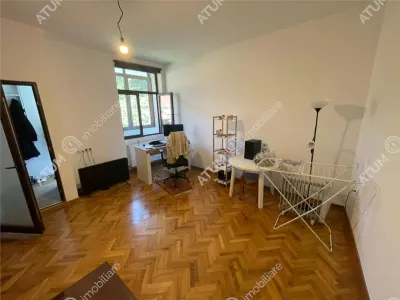 De vanzare apartament cu 2 camere cu balcon garaj curte si 2 pivnite in zona ultracentrala din Sibiu - foto 2