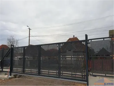 Teren intravilan imprejmuit de inchiriat pe Careiului - foto 4