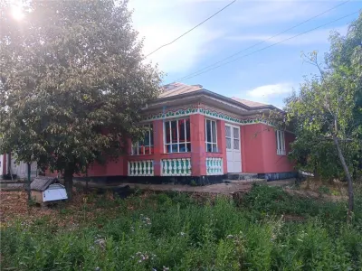 str Principala Vorovesti TEREN 1200mp cu CASA batraneasca 64mp toate utilitatile - foto 2