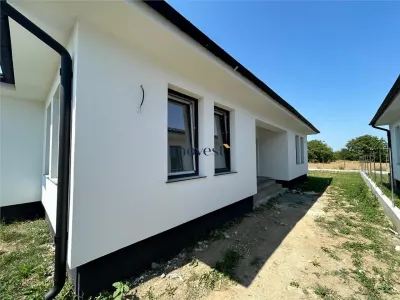 Casa Noua de Vanzare in Satu Mare| Doua compartimentari disponibile | Strada Odobescu | 124 mp Utili, 480 mp Teren, 3 Dormitoare, Incalzire in Pardoseala | 154.000 Euro - foto 2