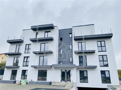 Ap.cu 3 camere, 2 balcoane si o  gradina de 95 mp, zona Turnisor - foto 5
