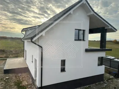 Casa individuala, 487 mp teren, finisata la alb, 147mp utili, Cristian - foto 9