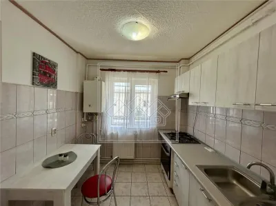 Apartament 2 camere, decomandat, la cheie, zona buna - foto 2