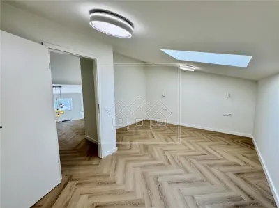 Penthouse cu 4 camere si balcon - 2 bai, intabulat - foto 10