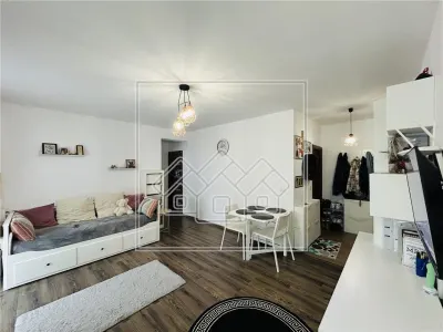 Ap 3 camere, balcon, mobilat modern, etaj 1, loc de parcare - foto 2