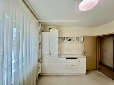 De inchiriat ap. 3 camere, decomandat, 80 mpu, etaj 1, mobilat, utilat - foto 15