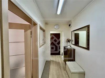 De inchiriat ap. 3 camere, decomandat, 80 mpu, etaj 1, mobilat, utilat - foto 18