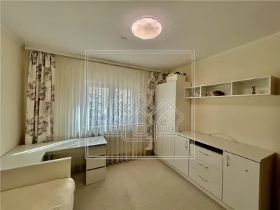 De inchiriat ap. 3 camere, decomandat, 80 mpu, etaj 1, mobilat, utilat - foto 8