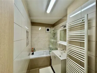 De inchiriat ap. 3 camere, decomandat, 80 mpu, etaj 1, mobilat, utilat - foto 9