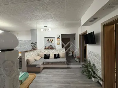 Apartament la casa cu 4 camere, balcon si curte - zona Lazaret - foto 2
