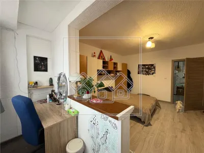 Apartament la casa cu 4 camere, balcon si curte - zona Lazaret - foto 16