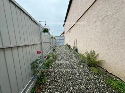 Apartament la casa cu 4 camere, balcon si curte - zona Lazaret - foto 7