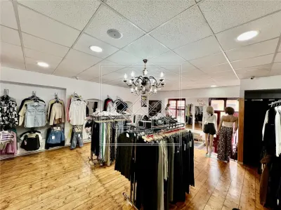 Spatiu comercial de vanzare, 56,34 mp, vad pietonal si acces din strada - Centrul Sibiului - foto 2