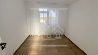 Apartament 2 camere, renovat, parcare, decomandat, etaj intermediar - foto 9