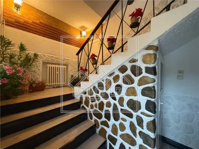 Casa cu 4 camere, balcon si curte - zona Lazaret - foto 2