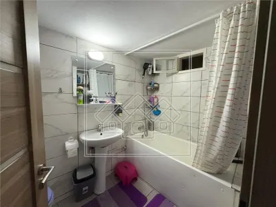 Casa cu 4 camere, balcon si curte - zona Lazaret - foto 11