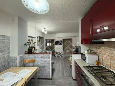 Casa cu 4 camere, balcon si curte - zona Lazaret - foto 6