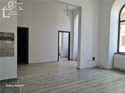 ocazie .VINDEM APARTAMENT IN ZONA ISTORICA CU BALCON STRADA - Arad