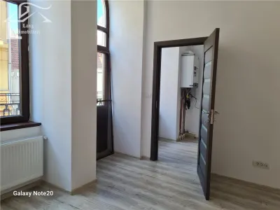 ocazie .VINDEM APARTAMENT IN ZONA ISTORICA CU BALCON STRADA - foto 5