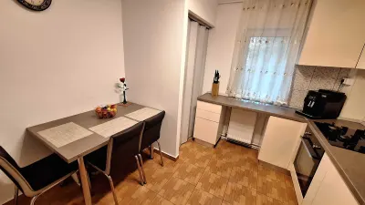 Decomandat etaj1 cu 2 bai si 2 balcoane in bloc anvelopat - foto 2
