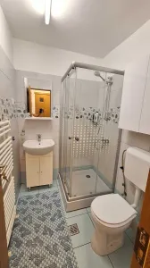 Decomandat etaj1 cu 2 bai si 2 balcoane in bloc anvelopat - foto 7