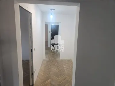 Decomandat cu 2 bai la etajul 2, proaspat renovat - foto 3
