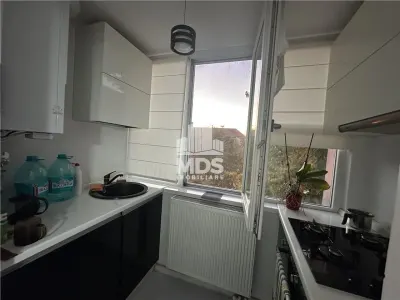 Decomandat, etaj 3, mobilat si utilat in Soarelui - foto 3