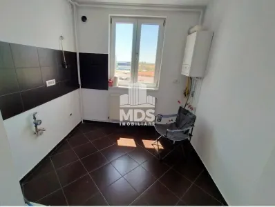 Decomandat cu centrală propie în bloc anvelopat - foto 1