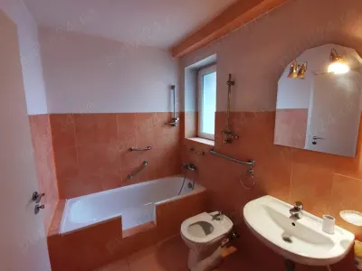 4 camere cu 2 bai in bloc reabilitat linga Punctele Cardinale - foto 8
