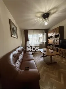 Decomandat cu 2 bai la parter inalt, lingă Piața Verde - foto 1