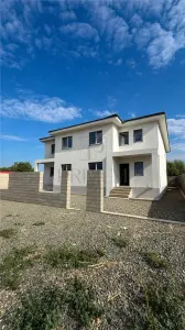 DUPLEX-FOARTE SPATIOS-TEREN GENEROS - COMPARIMENTARE EXCELENTA - Mosnita Veche