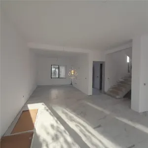 Vila spatioasa cu 4 camere  Visani la asfalt! Mutare rapida! - foto 8