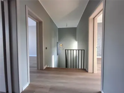 Casa clasa energetica A pompe de caldura cu panouri solare 3 dormitoare 2 bai dresing finisaje de LUX Miroslava centru!Tva inclus! Comision 0! - foto 11