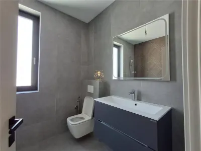 Casa clasa energetica A pompe de caldura cu panouri solare 3 dormitoare 2 bai dresing finisaje de LUX Miroslava centru!Tva inclus! Comision 0! - foto 15