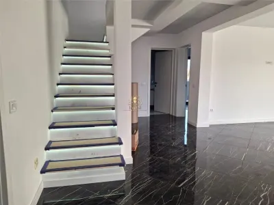 Vila moderna tip duplex separata cu o magazie finisaje LUX  Bucium Visani la asfalt.Mutare rapida!  tva inclus. - foto 3