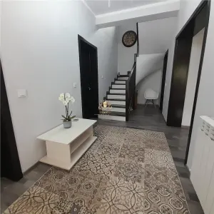 Casa cu 5 camere linga Hanul Trei Sarmale cu 645 mp teren.  Persoana fizica! - foto 2