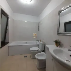 Casa cu 5 camere linga Hanul Trei Sarmale cu 645 mp teren.  Persoana fizica! - foto 8